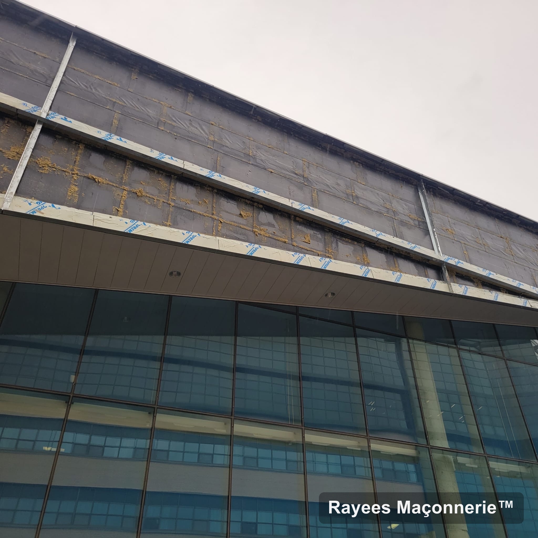 Membrane pare-air et isolation sur mur commercial