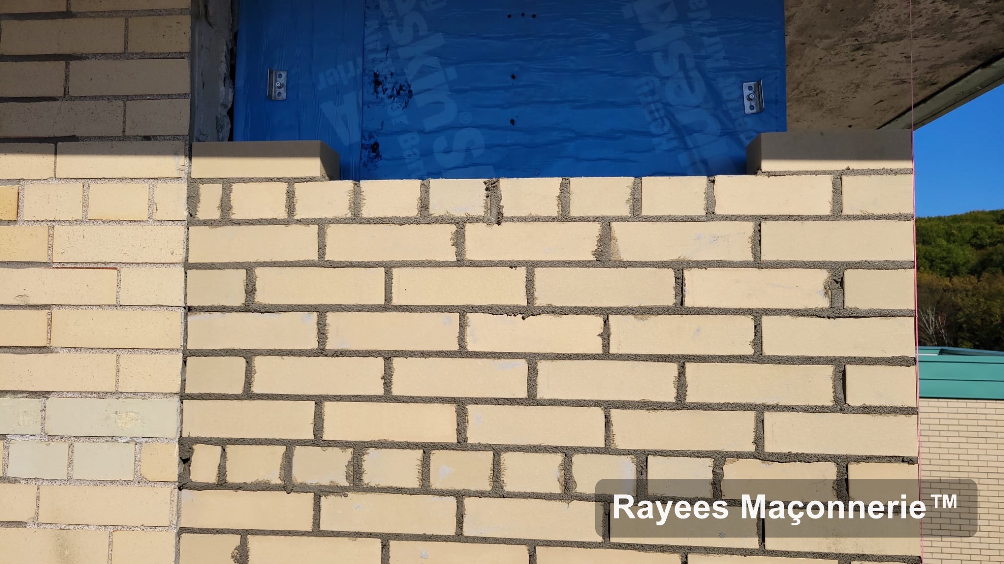 Mur de brique crème, parement institutionnel