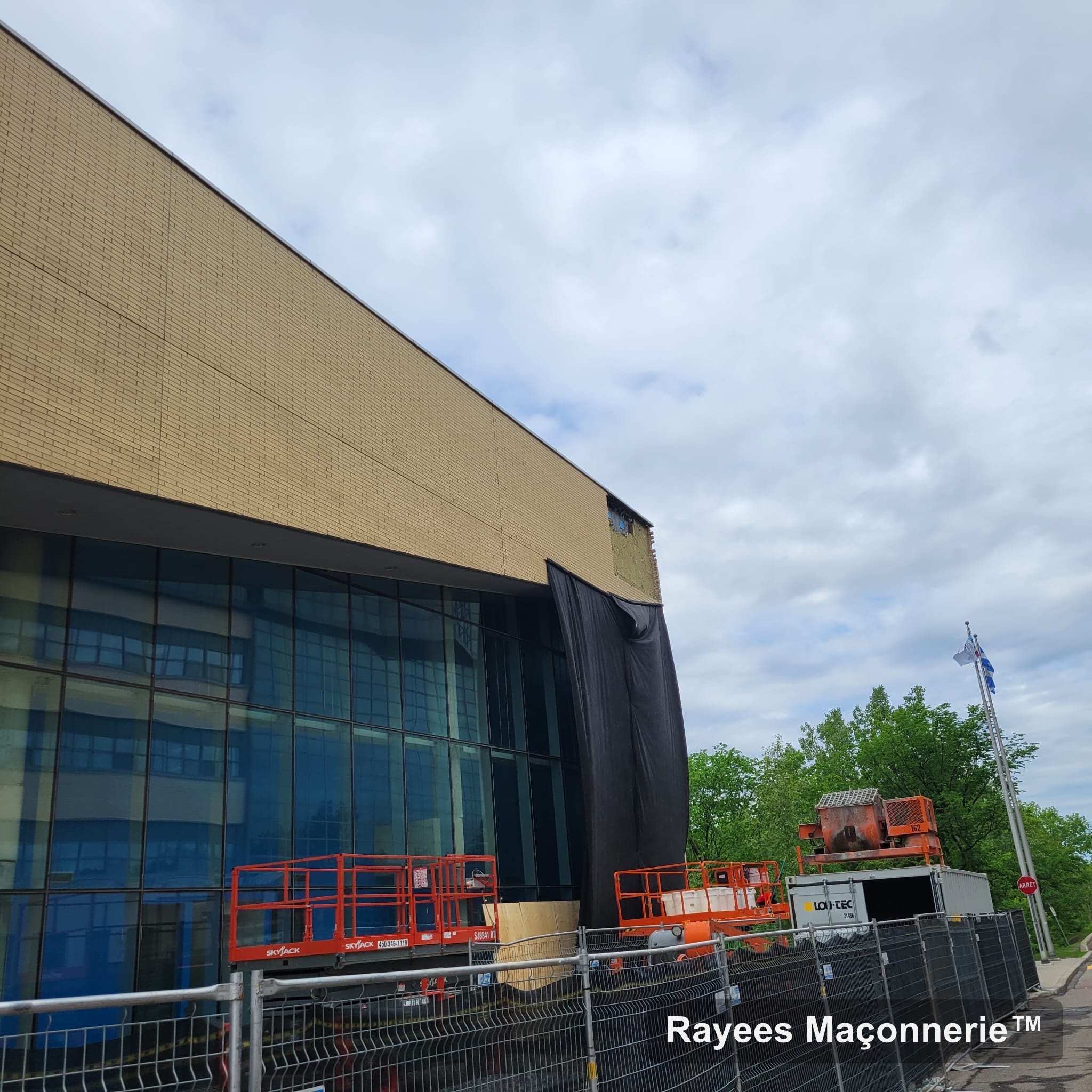 Revêtement de brique sur un édifice institutionnel
